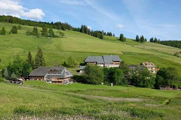 Blick auf das Haus am Bach, im Hintergrund Fatimakapelle und Berger Hhe