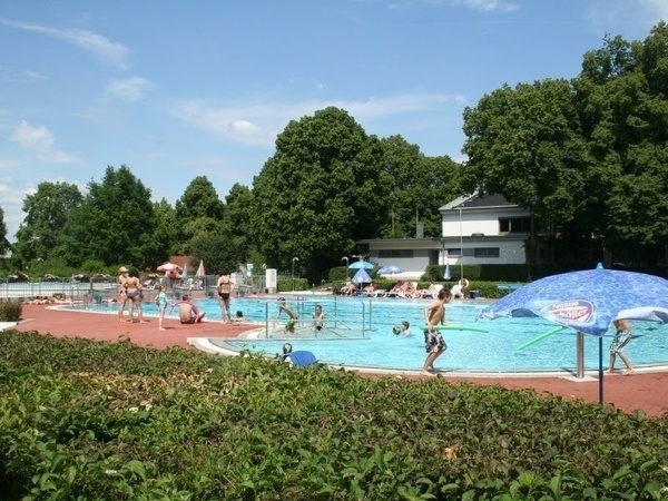 Freibad Wolfartsweier Bildnachweis: Mit freundlicher Genehmigung Dr. Wittemann - Pressebeauftragter des Fördervereins Freibad Wolfartsweier e.V. Freibad Wolfartsweier Bildnachweis: Mit freundlicher Genehmigung Dr. Wittemann - Pressebeauftragter des Fördervereins Freibad Wolfartsweier e.V.